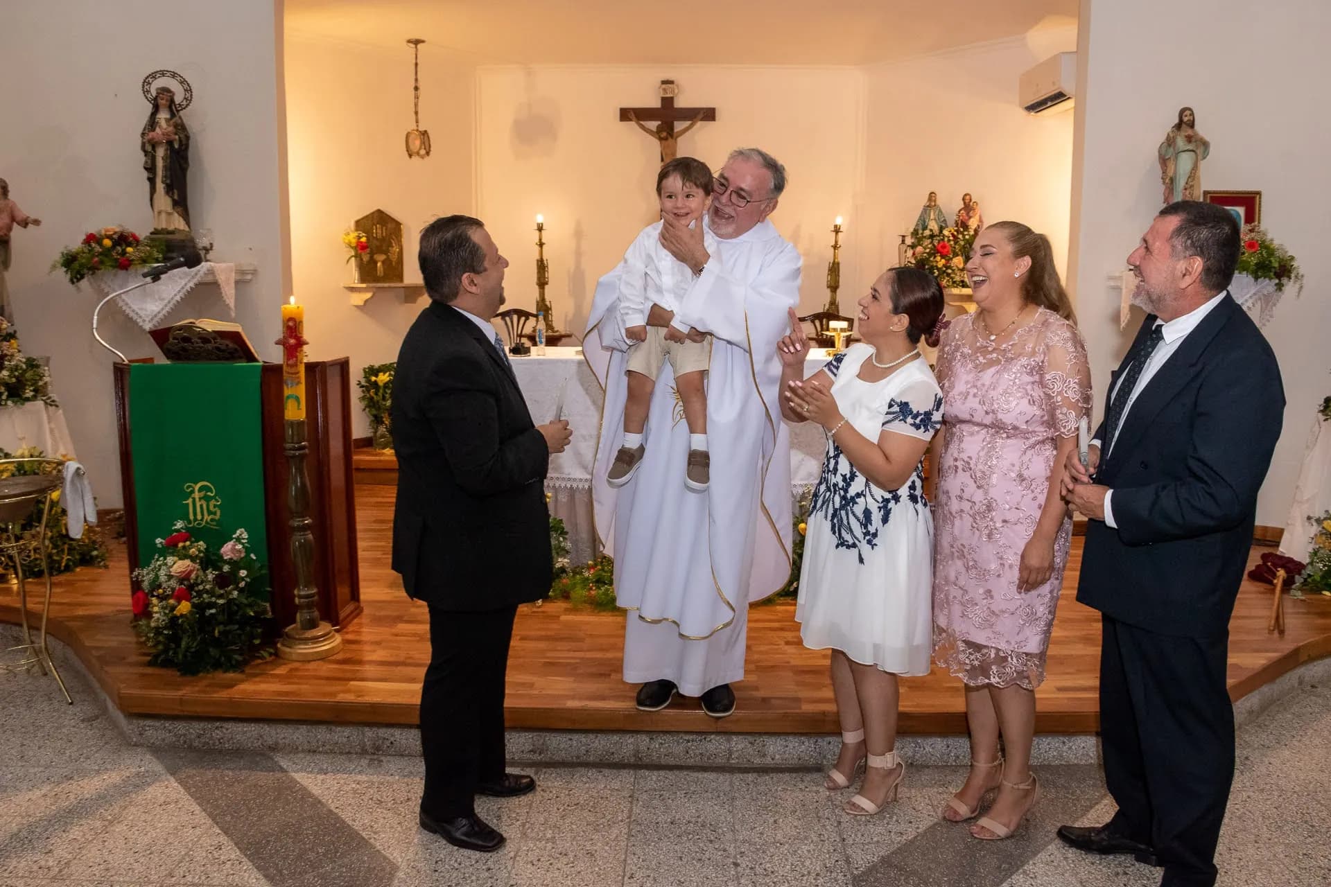 Ceremonia de bautismo frente al altar