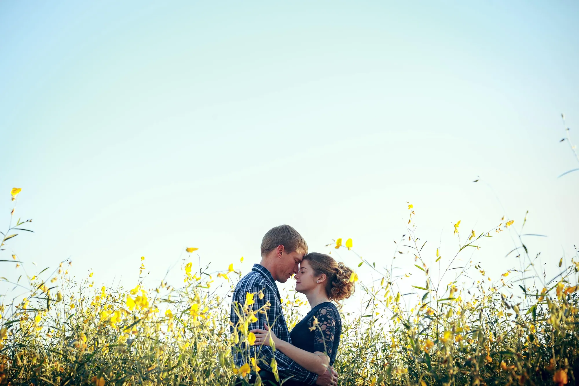 Sesión pre boda en un campo de flores amarillas