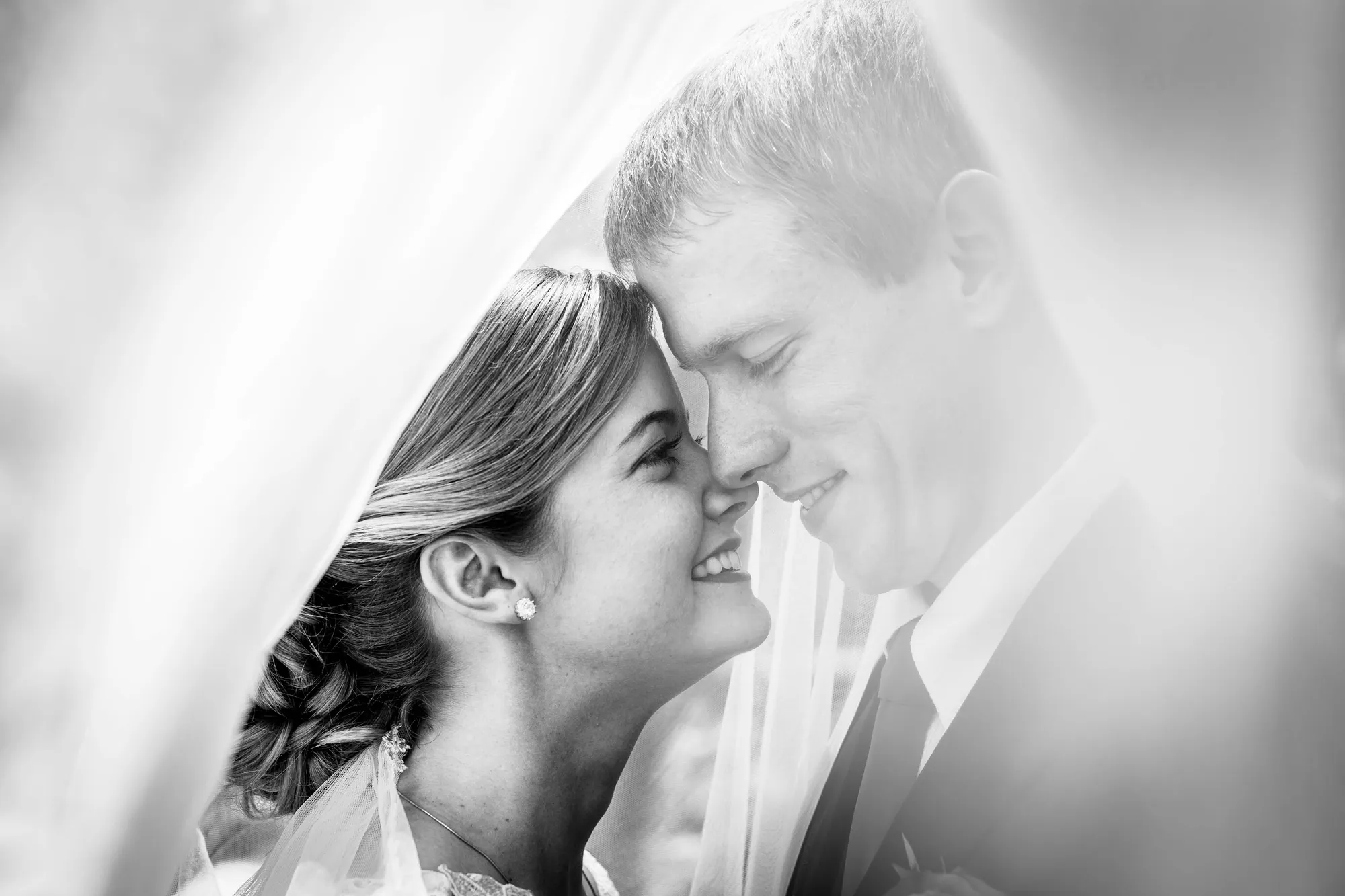 Retrato de los novios bajo el velo, blanco y negro