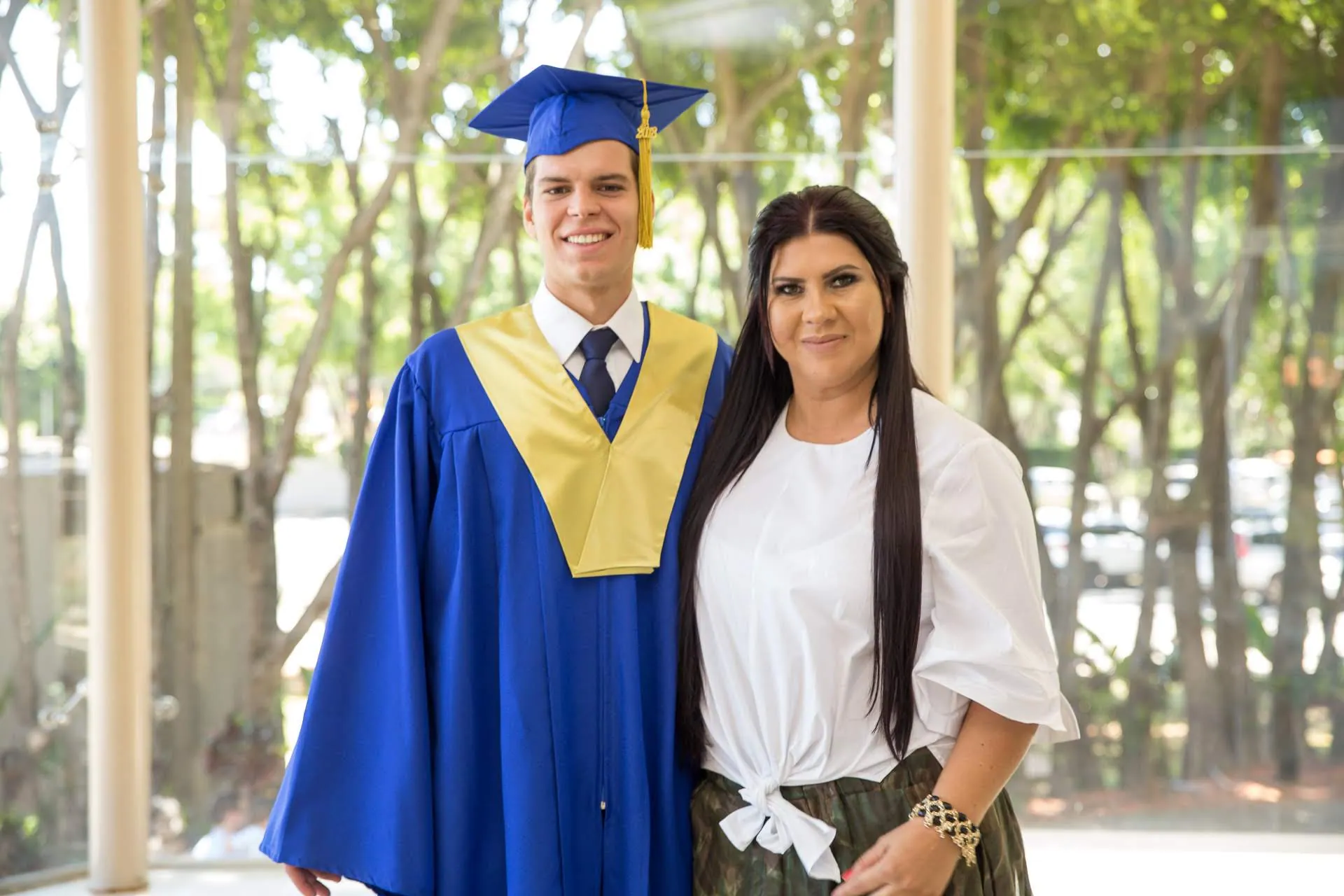 Egresada abrazada con su mamá después del acto