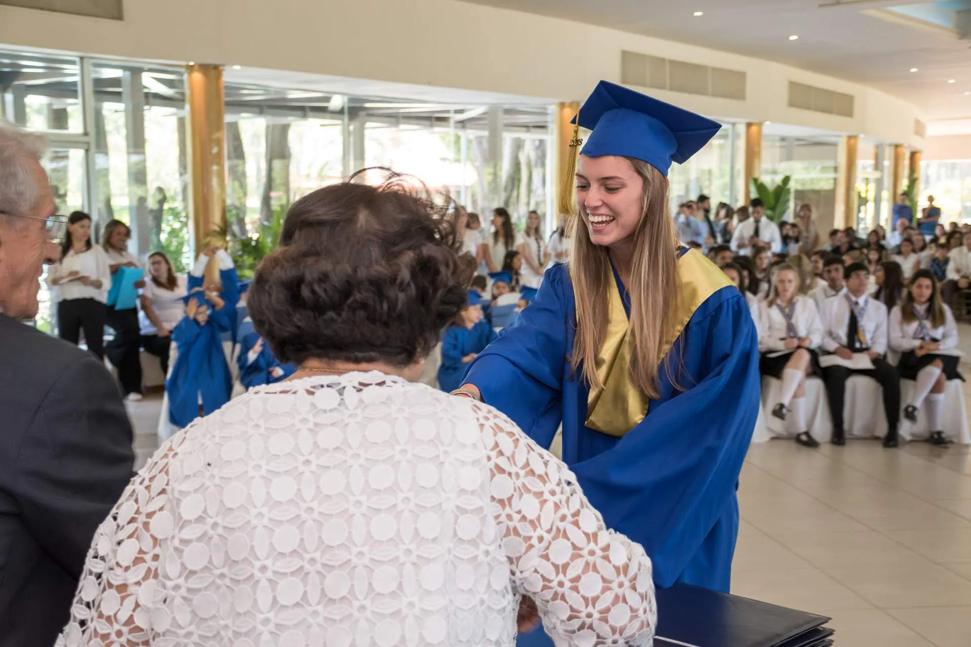El diploma — fotografía de graduaciones