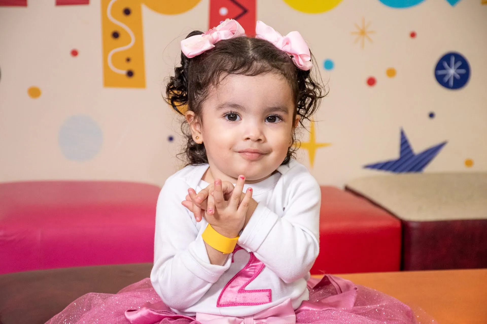 Bebé jugando con la torta durante una sesión de smash cake
